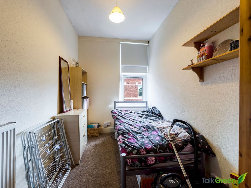 Property photo 3 of 12 A Compact Single Bedroom With A Small Bed, Straigh...