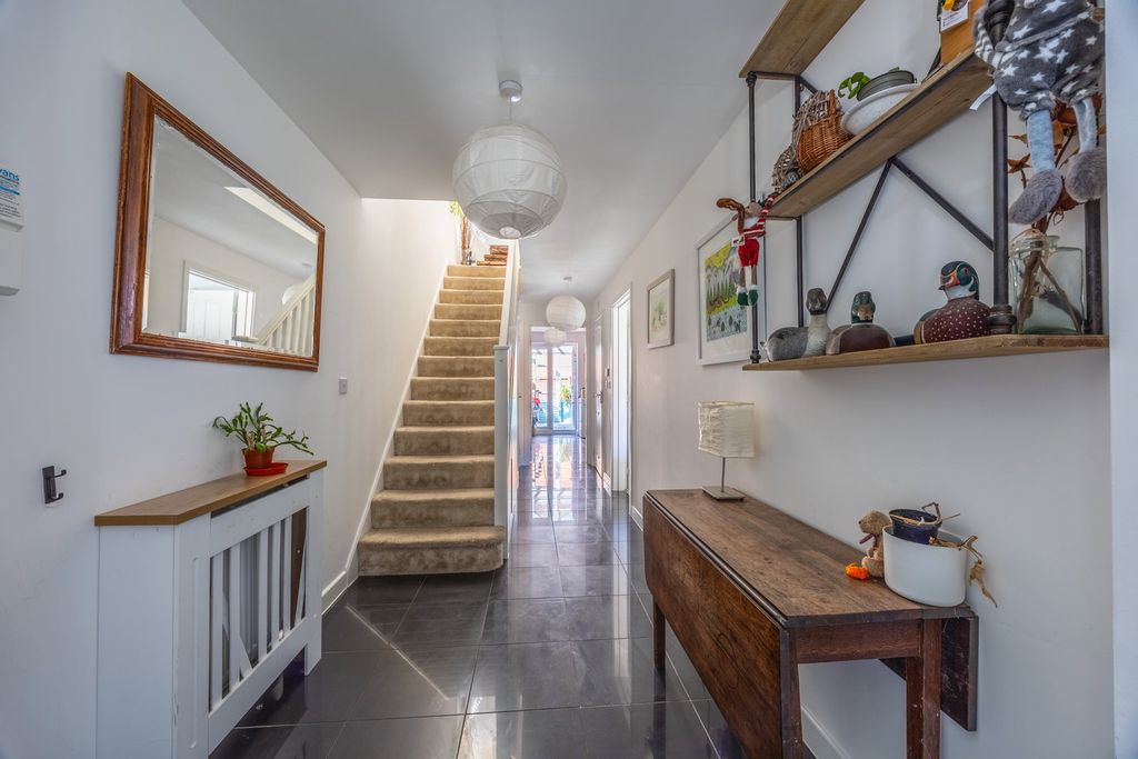 Property photo 2 of 33