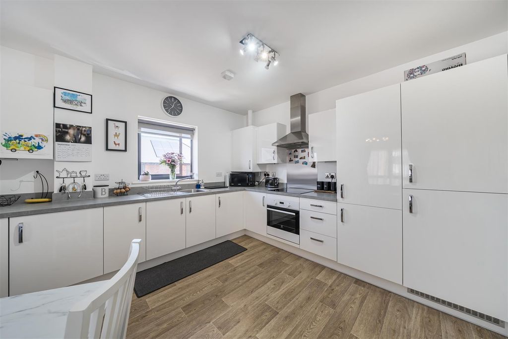 Property photo 3 of 15 Kitchen 1