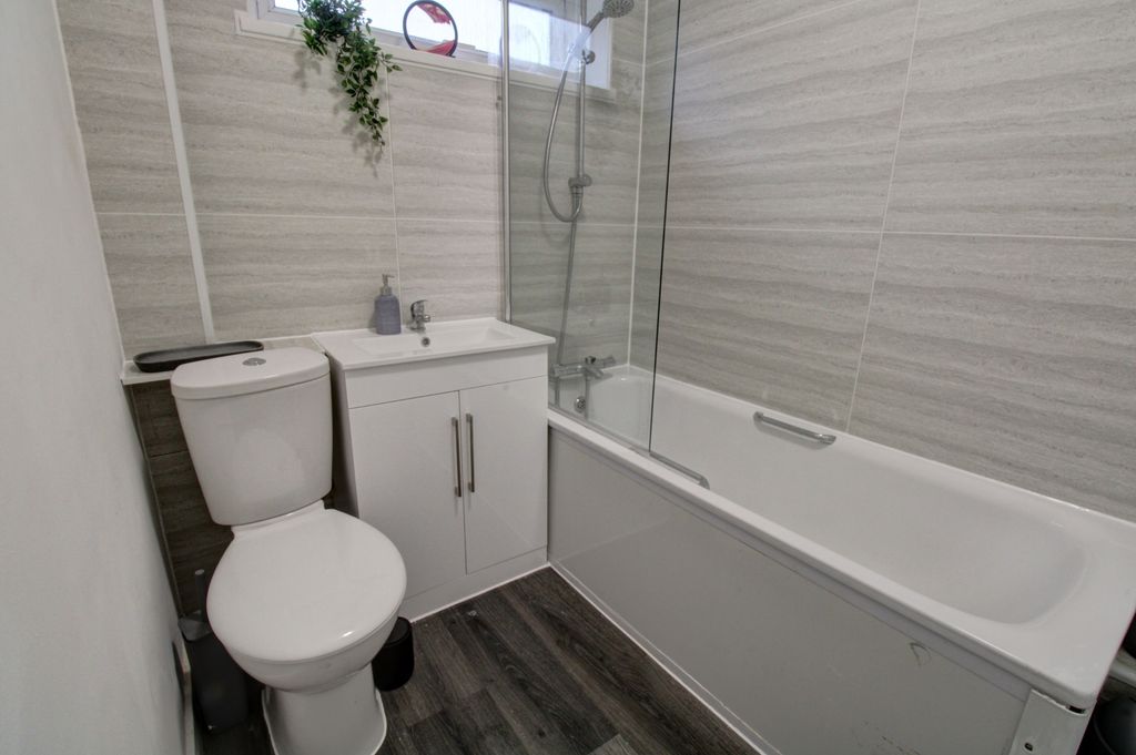 Property photo 3 of 9 Bathroom