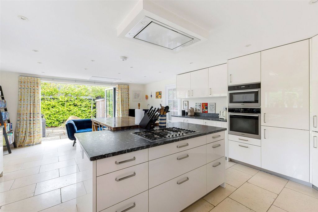 Property photo 2 of 14 Kitchen/Breakfast