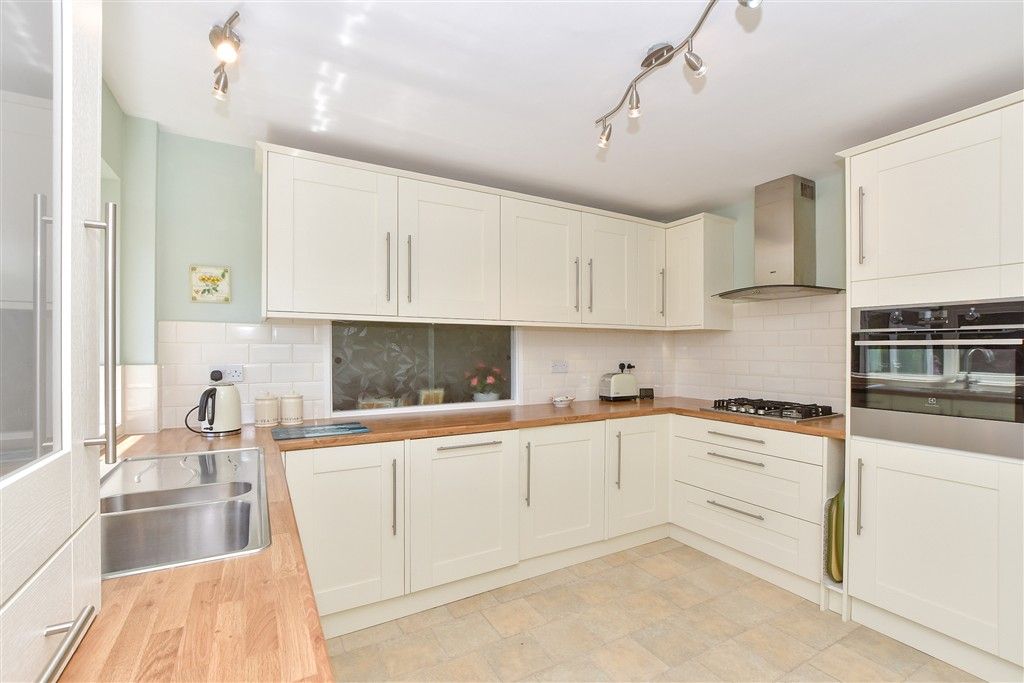 Property photo 3 of 10 Kitchen
