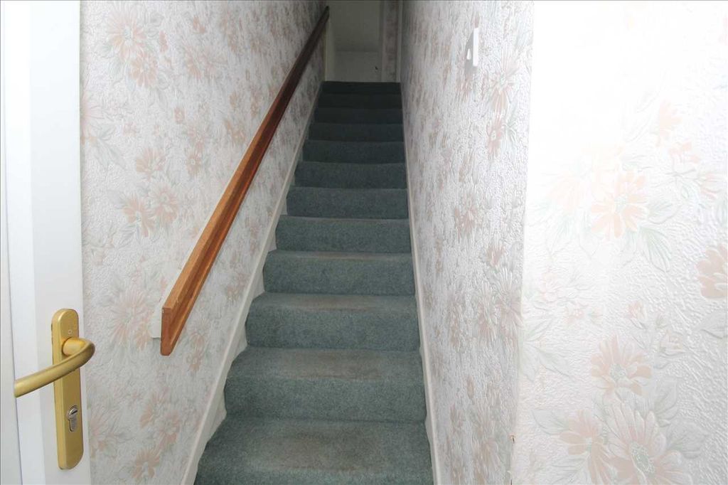 Property photo 2 of 8 Entrance Hall