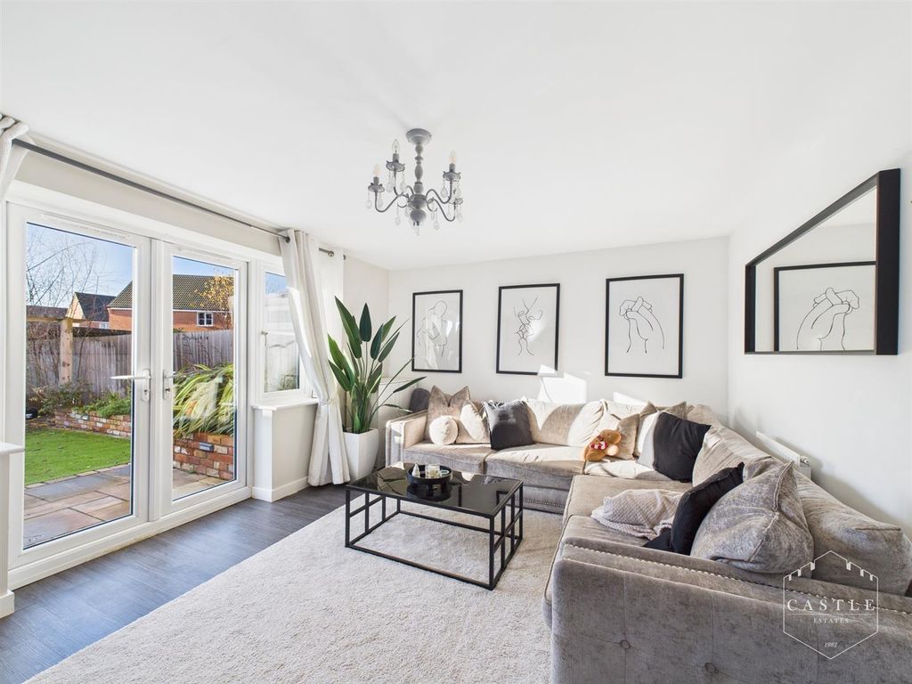 Property photo 3 of 18 Lounge