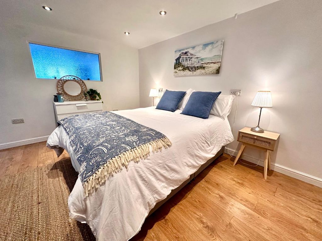 Property photo 3 of 36 Bed Area