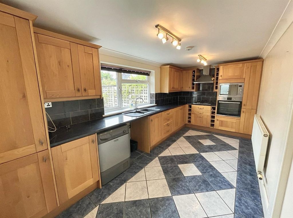 Property photo 3 of 17 Kitchen