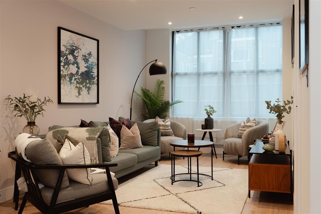 Property photo 2 of 18 The Vale Lounge.Jpg