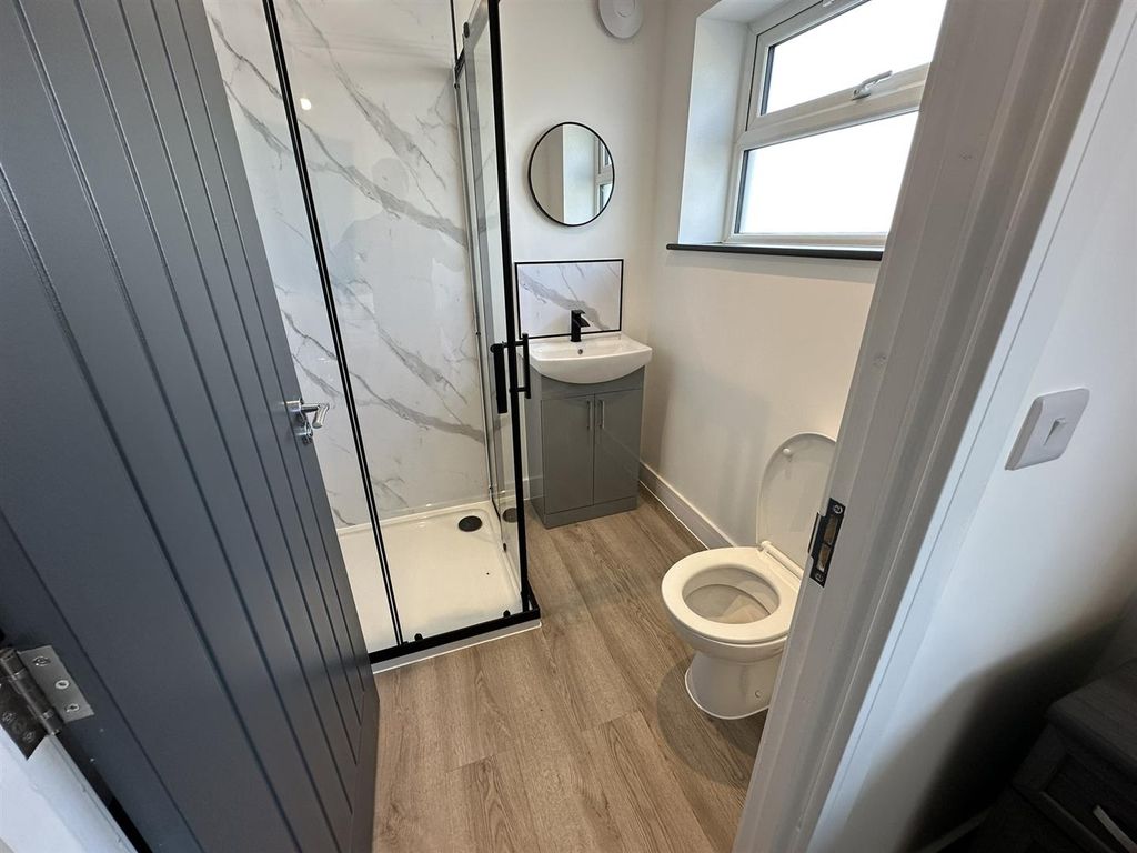 Property photo 3 of 9 Room 4 Ensuite
