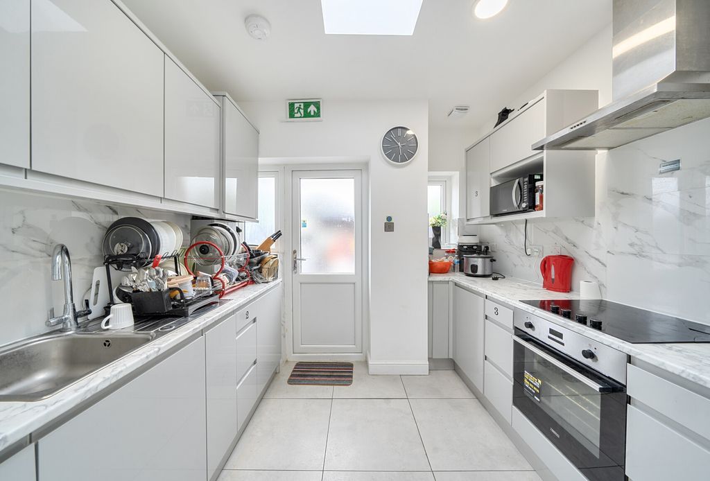 Property photo 1 of 15 1462735-11-6A2008...