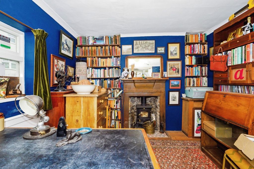 Property photo 2 of 25