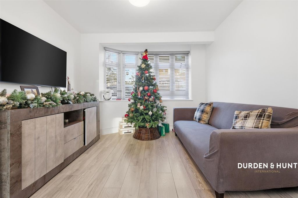 Property photo 2 of 19 Craven Gardens