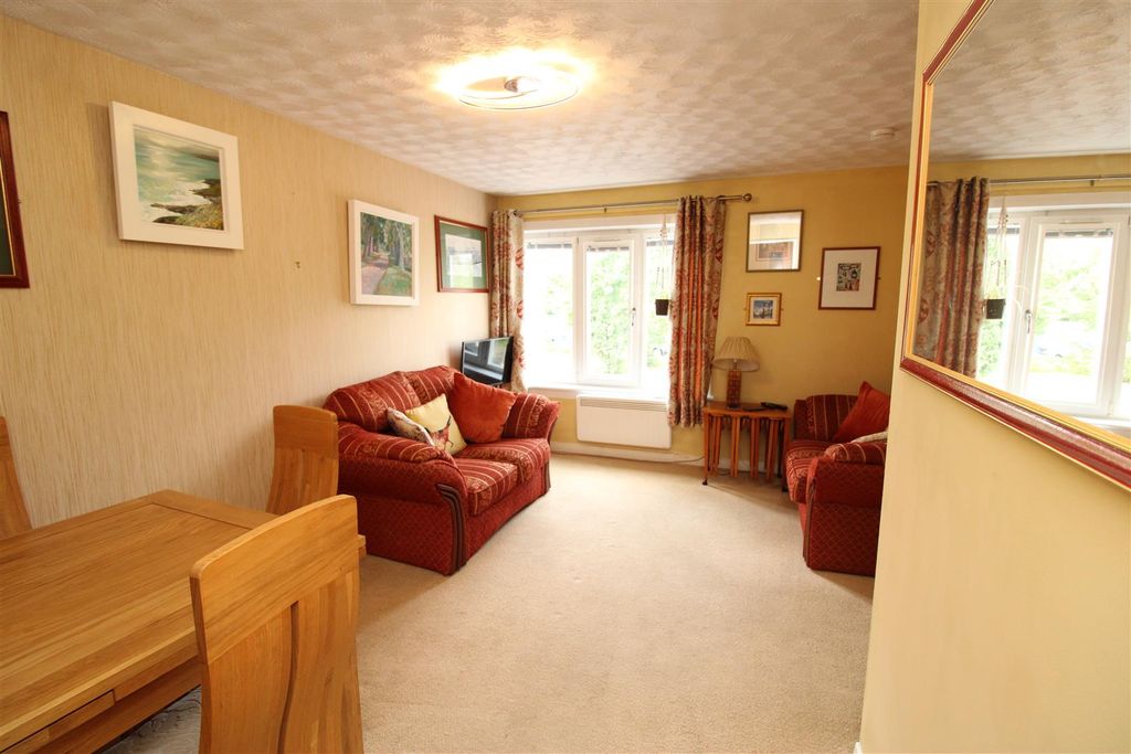 Property photo 3 of 6 Lounge