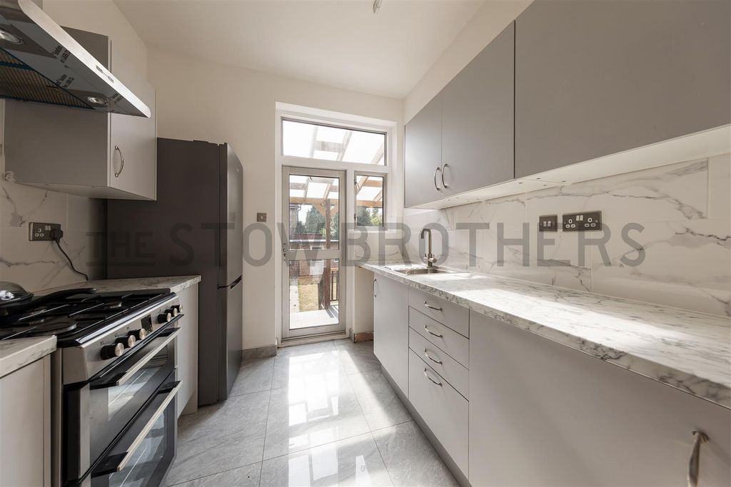 Property photo 2 of 33