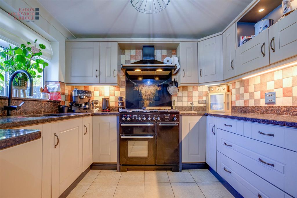 Property photo 3 of 21 Kitchen