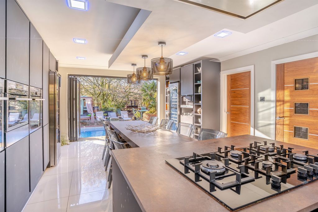 Property photo 3 of 38