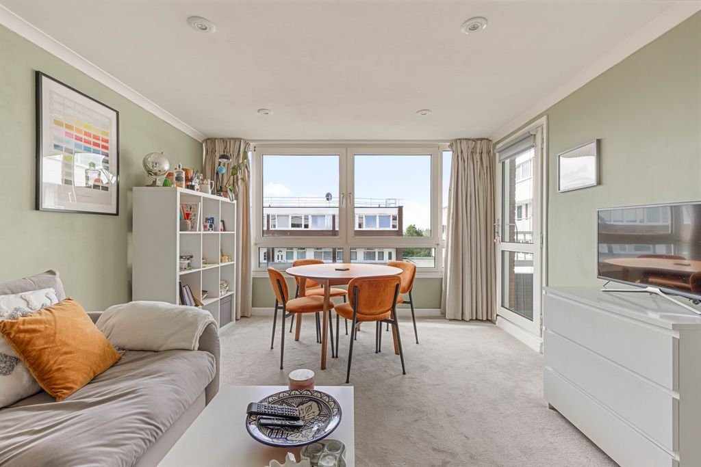 Property photo 2 of 11 296 Sylvan Road, Se19 - 5