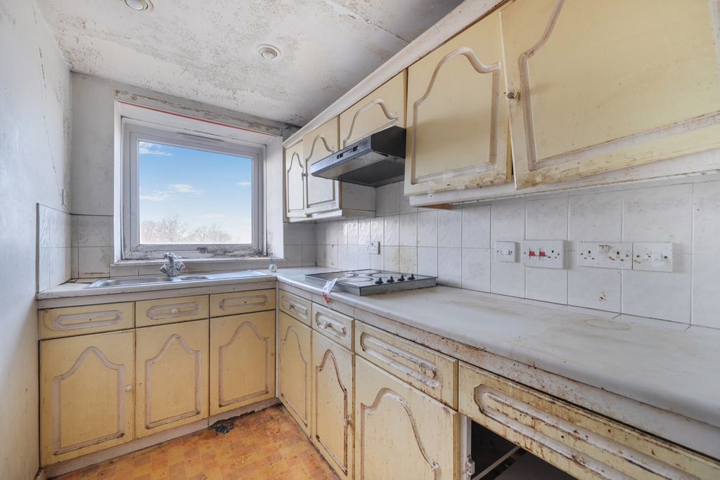 Property photo 3 of 12 Kitchen