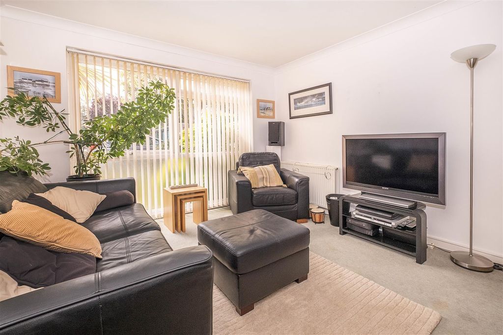 Property photo 2 of 11 51-Warwick-Gardens- (13).Jpg