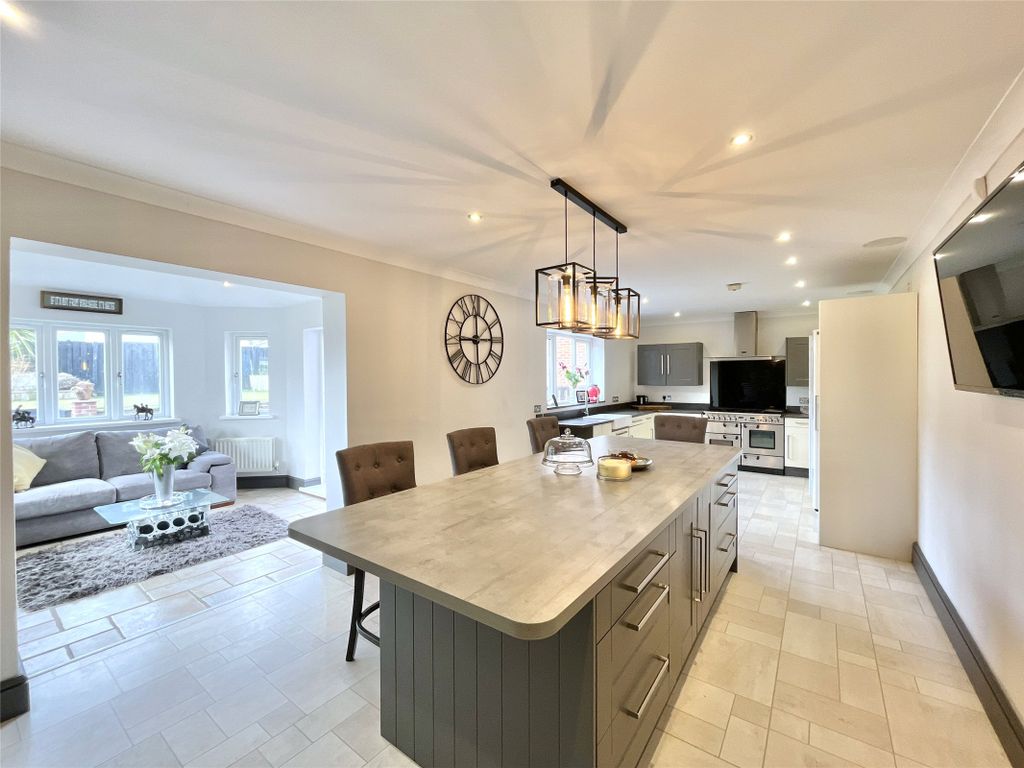 Property photo 3 of 39 Dining Kitchen