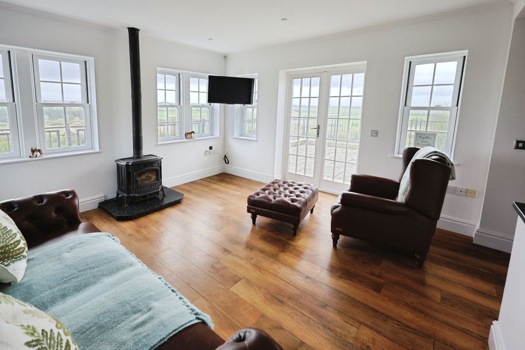 Property photo 3 of 15 Pbox-Img.Jpg