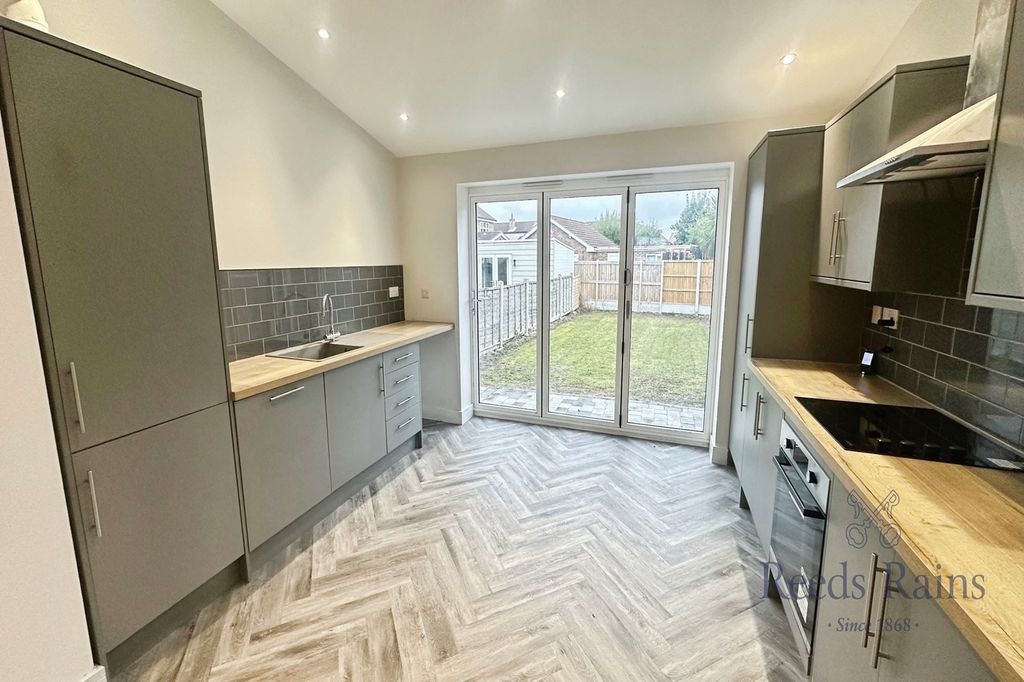 Property photo 2 of 19 Kitchen