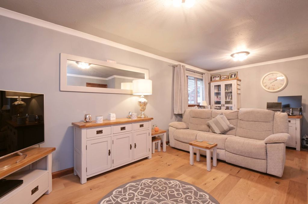 Property photo 2 of 28