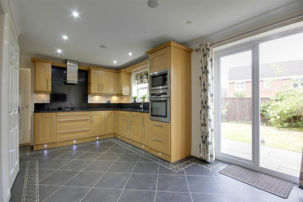 Property photo 2 of 19 Kitchen