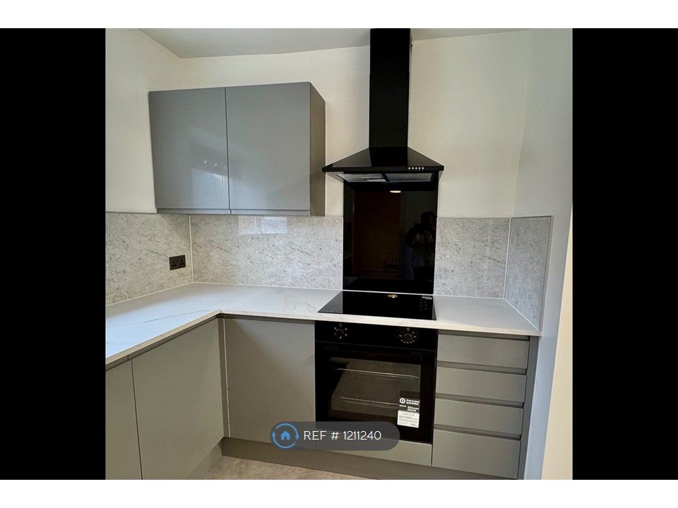 Property photo 3 of 10 Kitchen