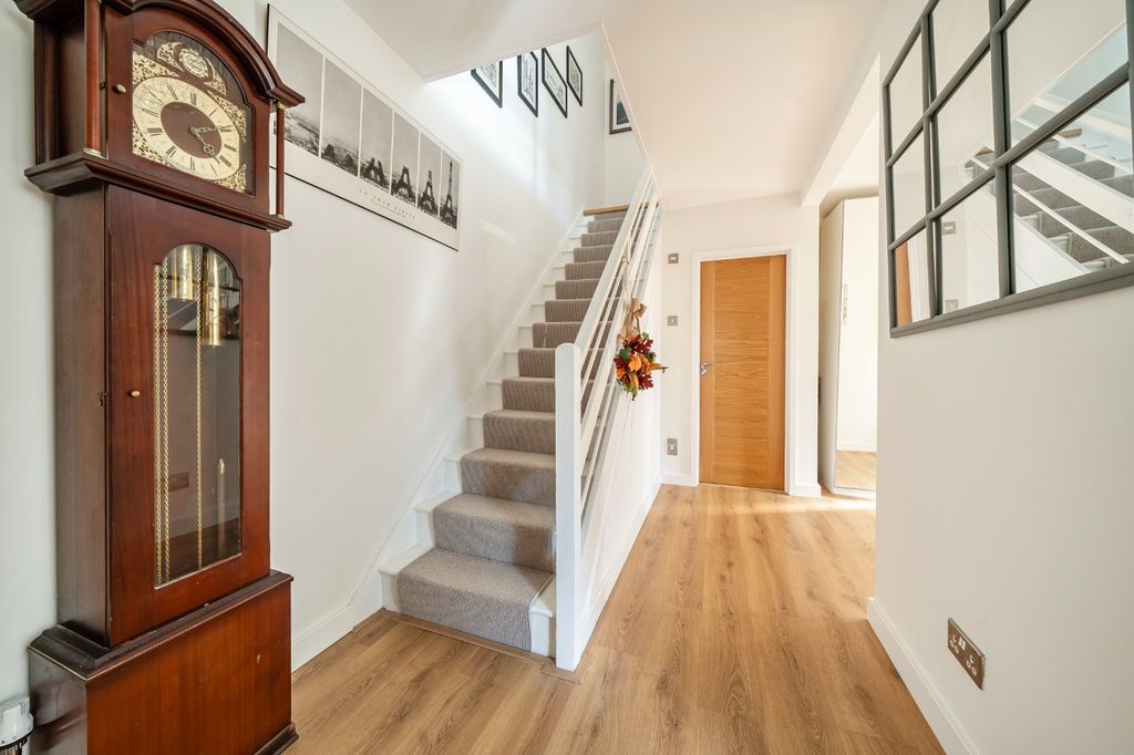 Property photo 2 of 28 Picture No. 18