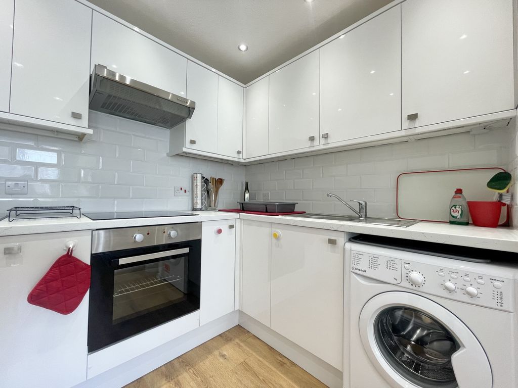 Property photo 3 of 9 Kitchen