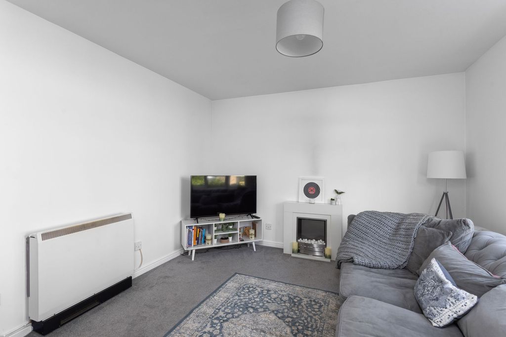 Property photo 3 of 12 Lounge
