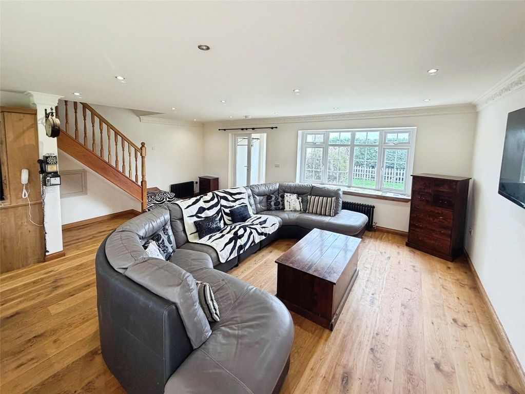 Property photo 3 of 29 Lounge Area