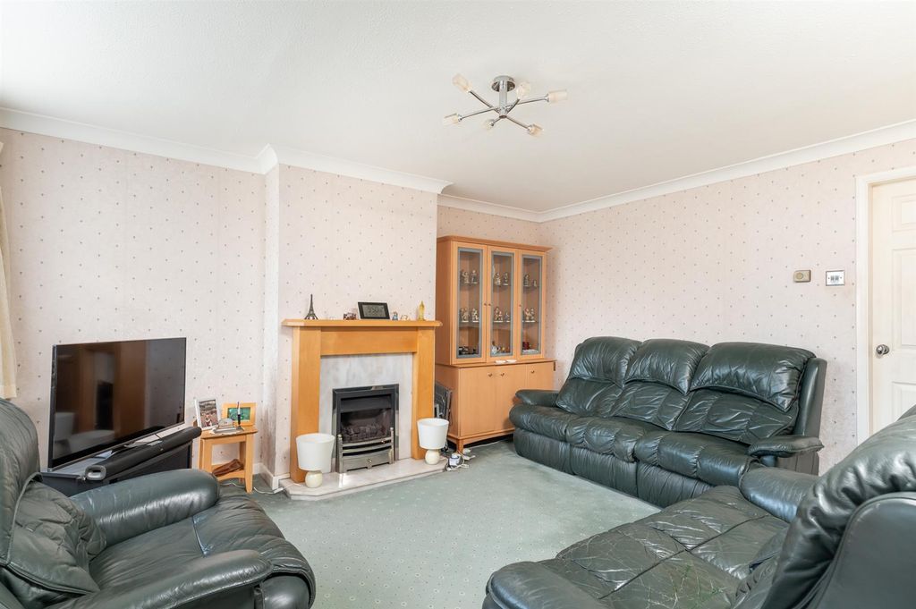 Property photo 2 of 26 Sitting Room