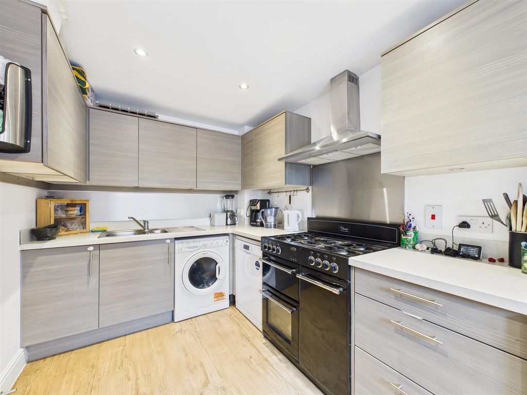 Property photo 3 of 11 Cam02435G0-Pr0094-Still012.Jpg