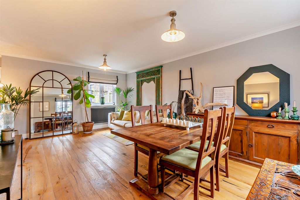 Property photo 3 of 20 Dining Area