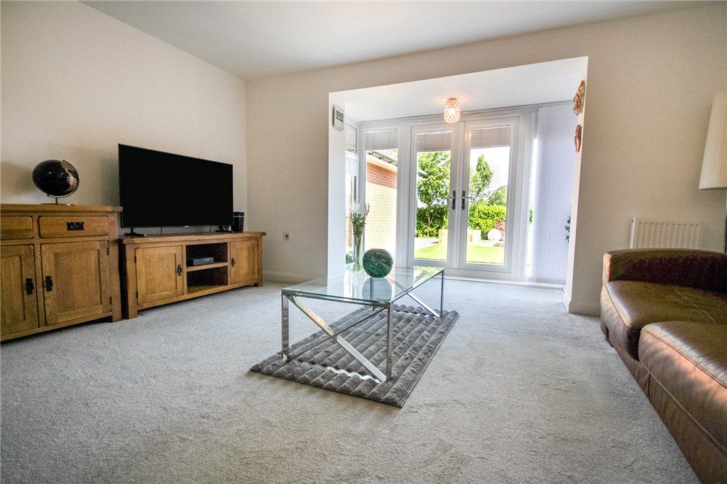 Property photo 2 of 18 Sitting Room