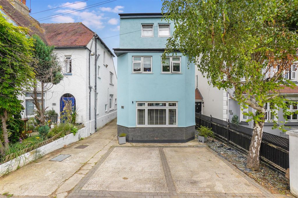 Property photo 3 of 27