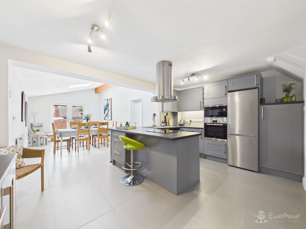 Property photo 2 of 24 Kitchen Diner- Mark Stephens Ewemove Newmarket And