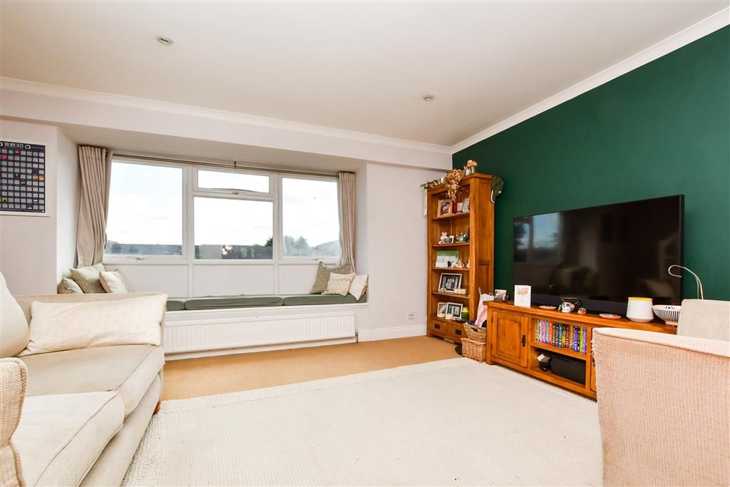 Property photo 3 of 10 Lounge