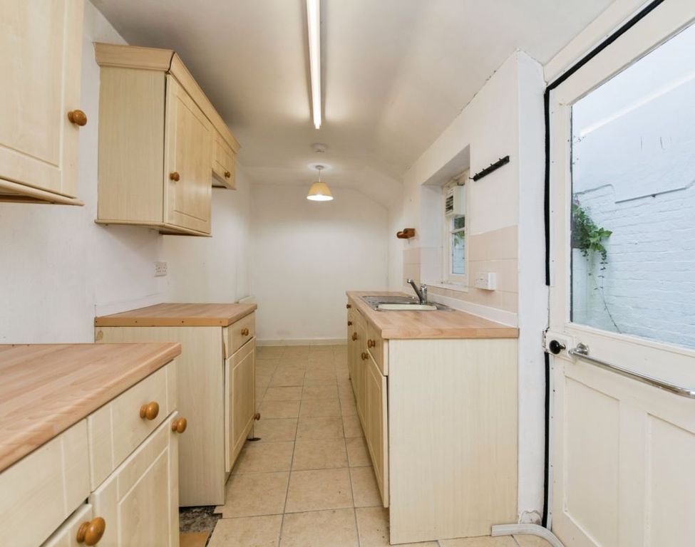 Property photo 3 of 8 Kitchen