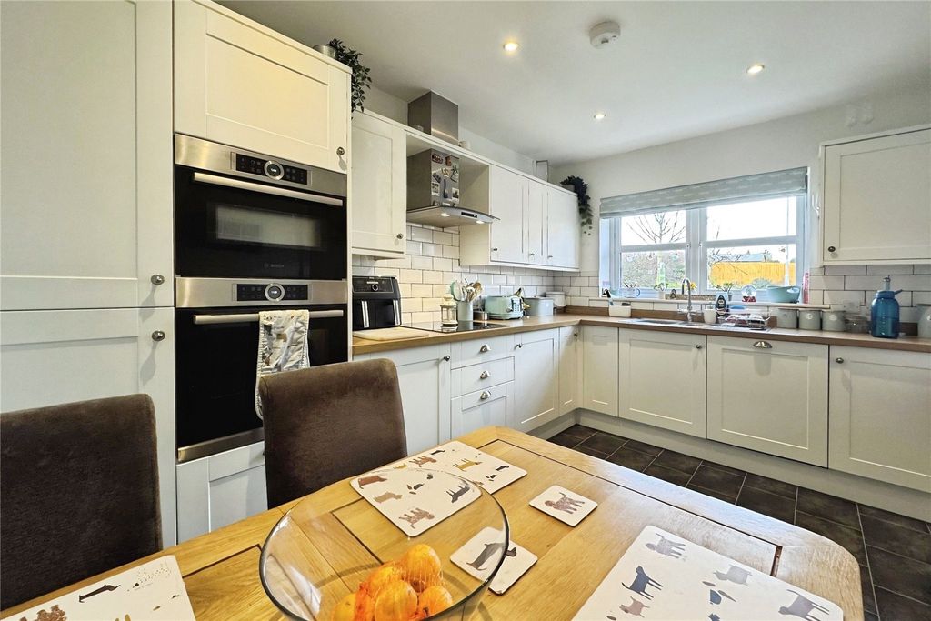 Property photo 3 of 16 Kitchen/Dining Room