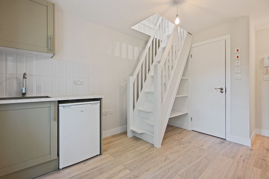 Property photo 2 of 8 Rcmikeposner- 91B St Georges Avenue Flat 6- Studio
