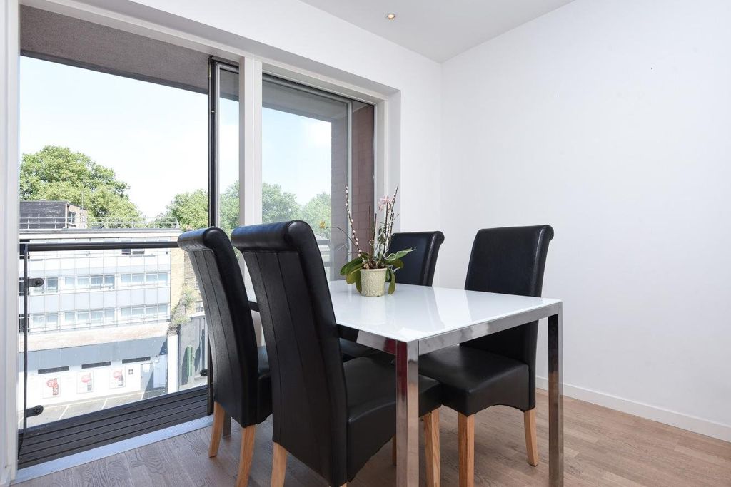 Property photo 2 of 10 Dinning Table