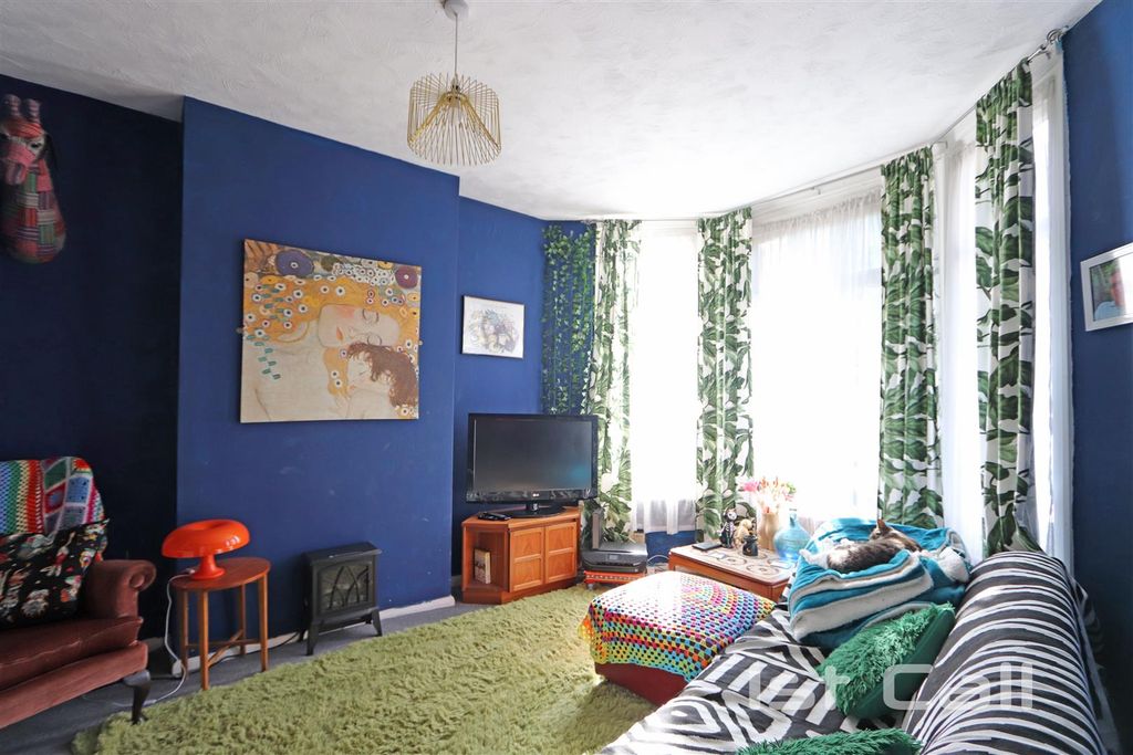 Property photo 2 of 11 Lounge.Jpg