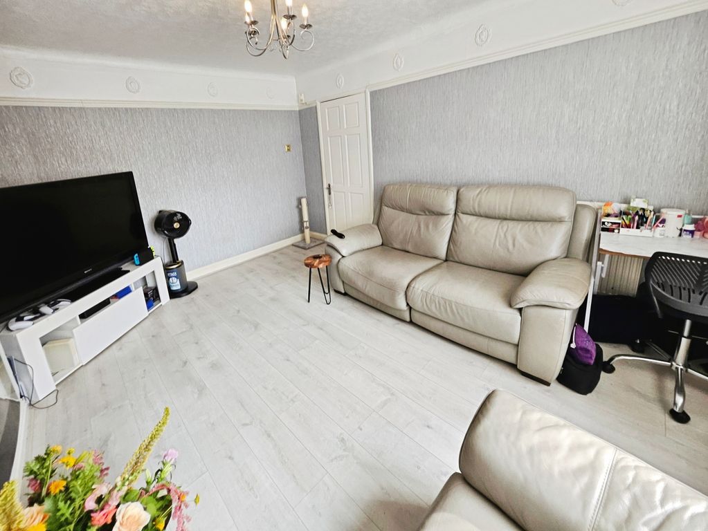Property photo 3 of 15 Lounge