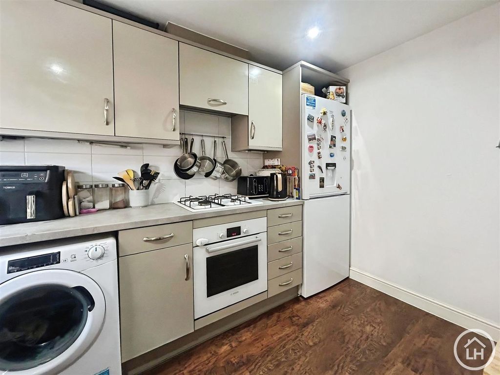 Property photo 3 of 18 Kitchen