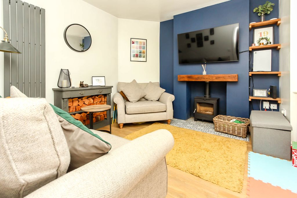 Property photo 2 of 12 Lounge