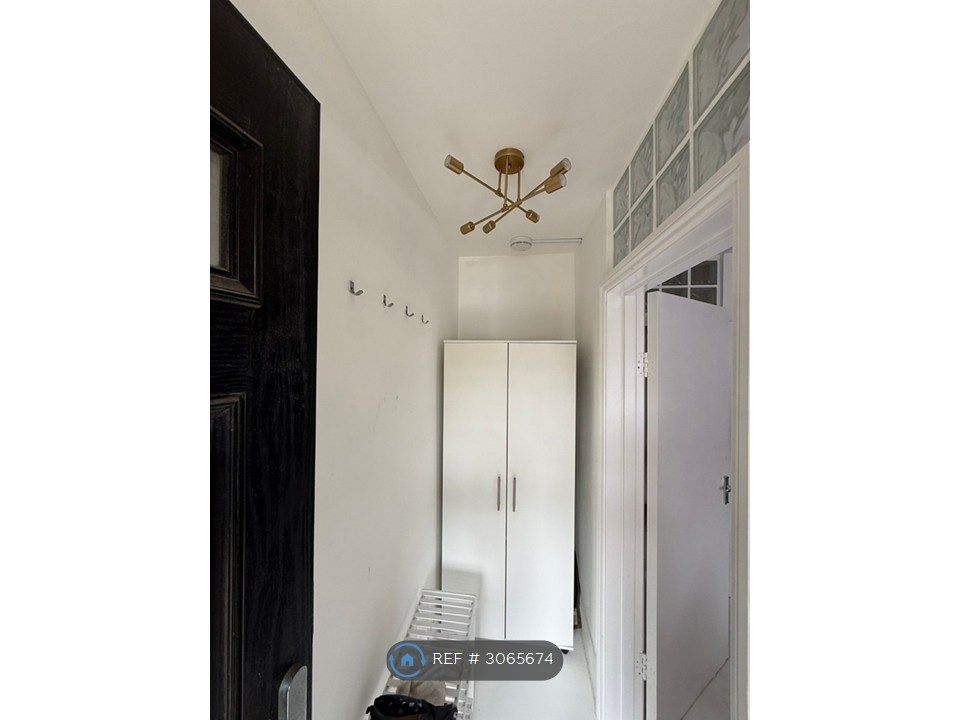 Property photo 2 of 19 Front Studio Entrance Hall