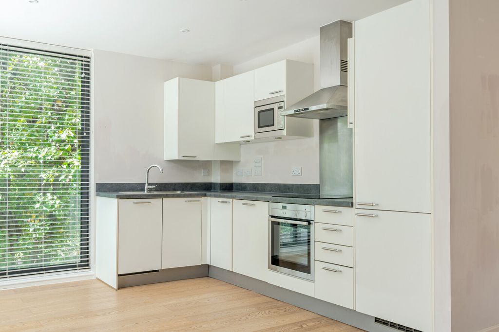 Property photo 3 of 12 1455839-10-69F9d8...
