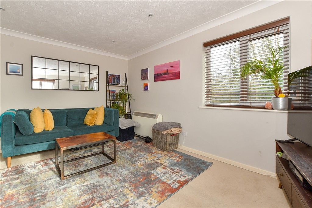 Property photo 3 of 11 Lounge